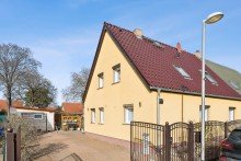 Frontansicht Charmante Doppelhaush�lfte mit Wintergarten, Pool & gro�em Garten, nur 5 Min. zum Bahnhof