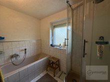 Masterbad mit Badewanne Haus I Vollvermietetes Doppelhaus in gepflegter Wohnanlage in Senzig-Waldesruh