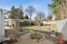 Gartenansicht Charmante Doppelhaush�lfte mit Wintergarten, Pool & gro�em Garten, nur 5 Min. zum Bahnhof