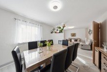 Wohnzimmer 2 Charmante Doppelhaush�lfte mit Wintergarten, Pool & gro�em Garten, nur 5 Min. zum Bahnhof
