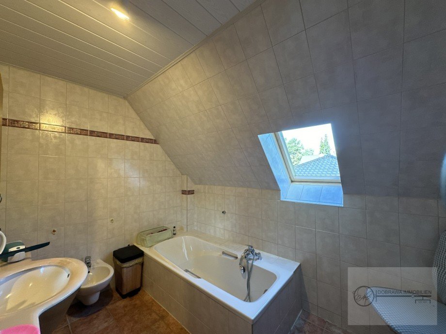 Masterbad mit Badewanne OG Zweifamilienhaus Senzig