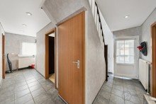 Flur Charmante Doppelhaush�lfte mit Wintergarten, Pool & gro�em Garten, nur 5 Min. zum Bahnhof