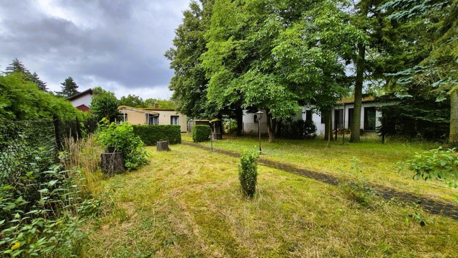 Vorderer Garten und Bungalow Wohngrundst�ck Zeesen bei K�nigs Wusterhausen