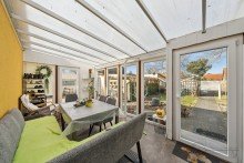 Wintergarten Charmante Doppelhaush�lfte mit Wintergarten, Pool & gro�em Garten, nur 5 Min. zum Bahnhof