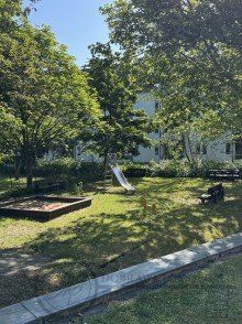 Spielplatz hinter der ETW Investieren mit Weitblick - charmante Etagenwohnung mit Balkon und Tiefgarage im Berliner Umland